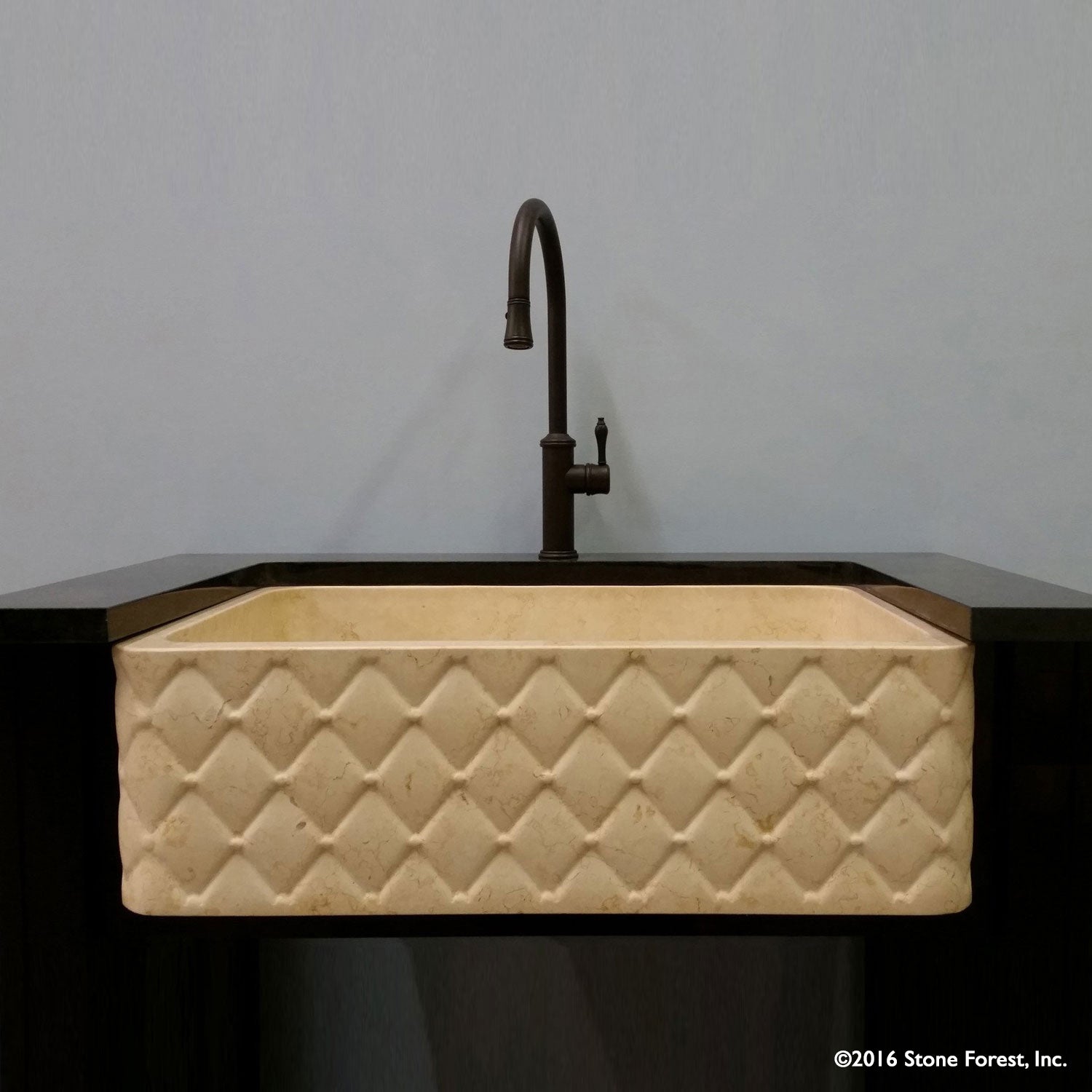 Farmhouse sink in Gold Papiro Cream Marble with a diamond motif on the apron