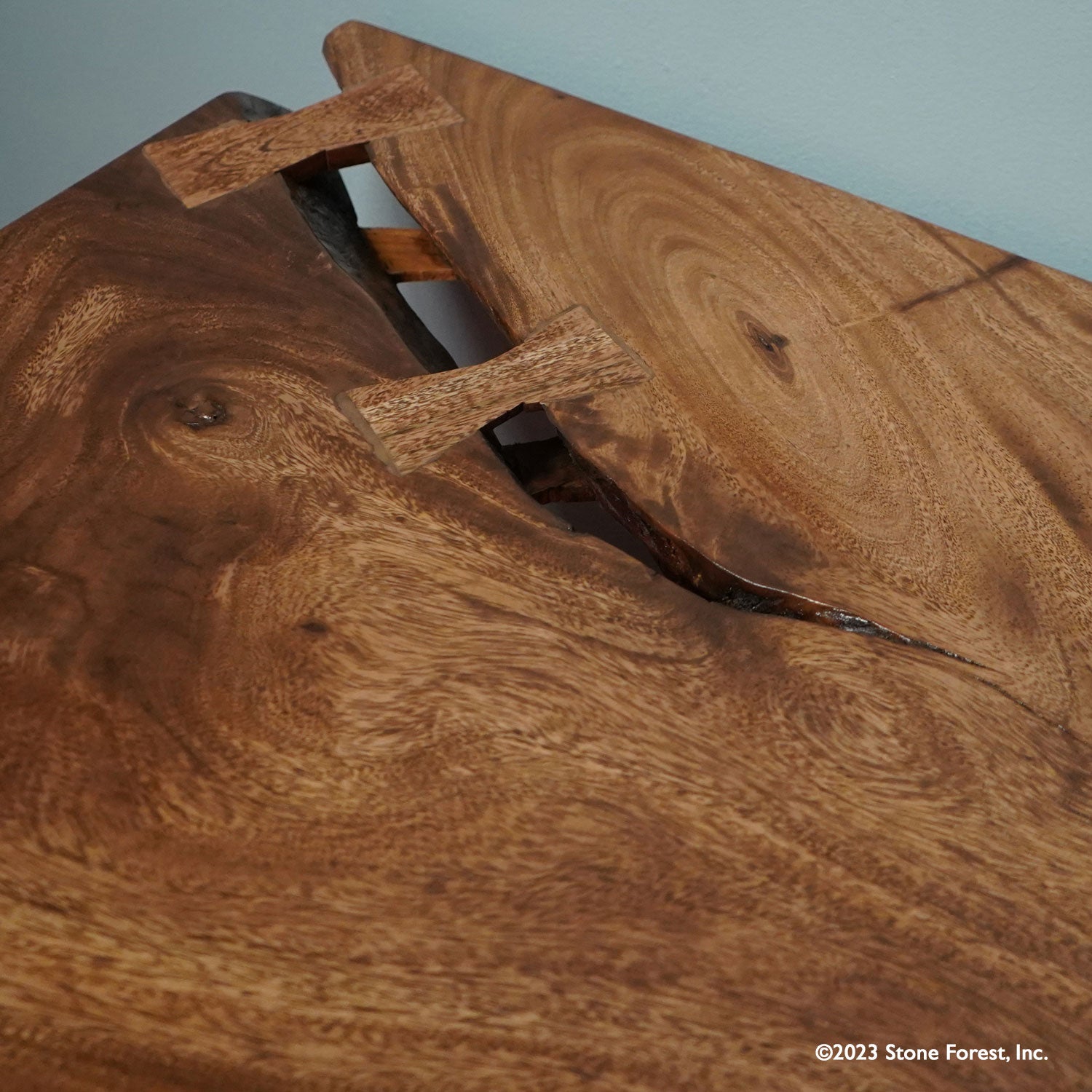 This massive wood bench is truly unique and is a one-of-a-kind piece. hand-made from a thick slab of Acacia hardwood supported by metal legs. Detail view