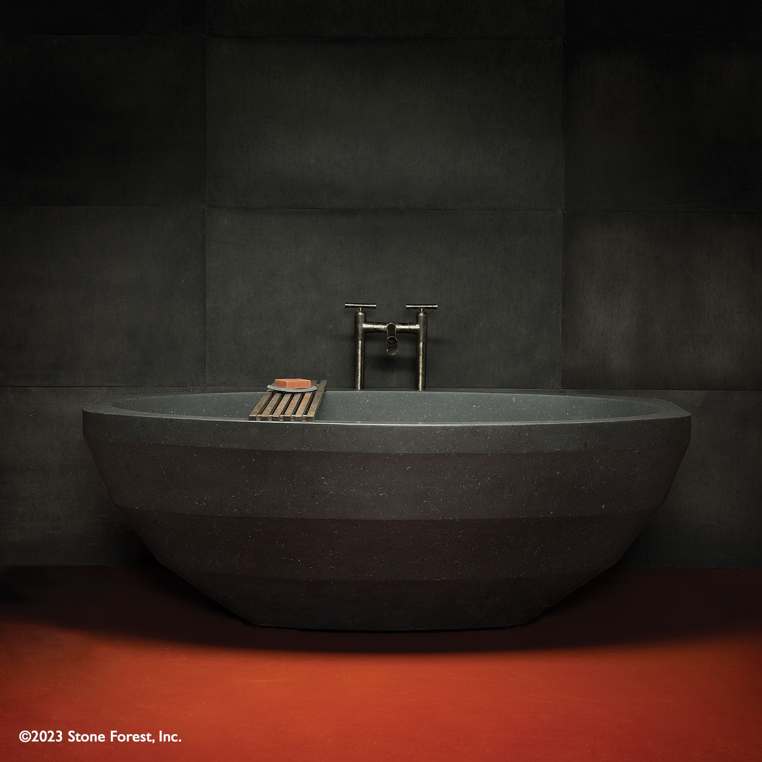 Facet Bathtub in noce basalt