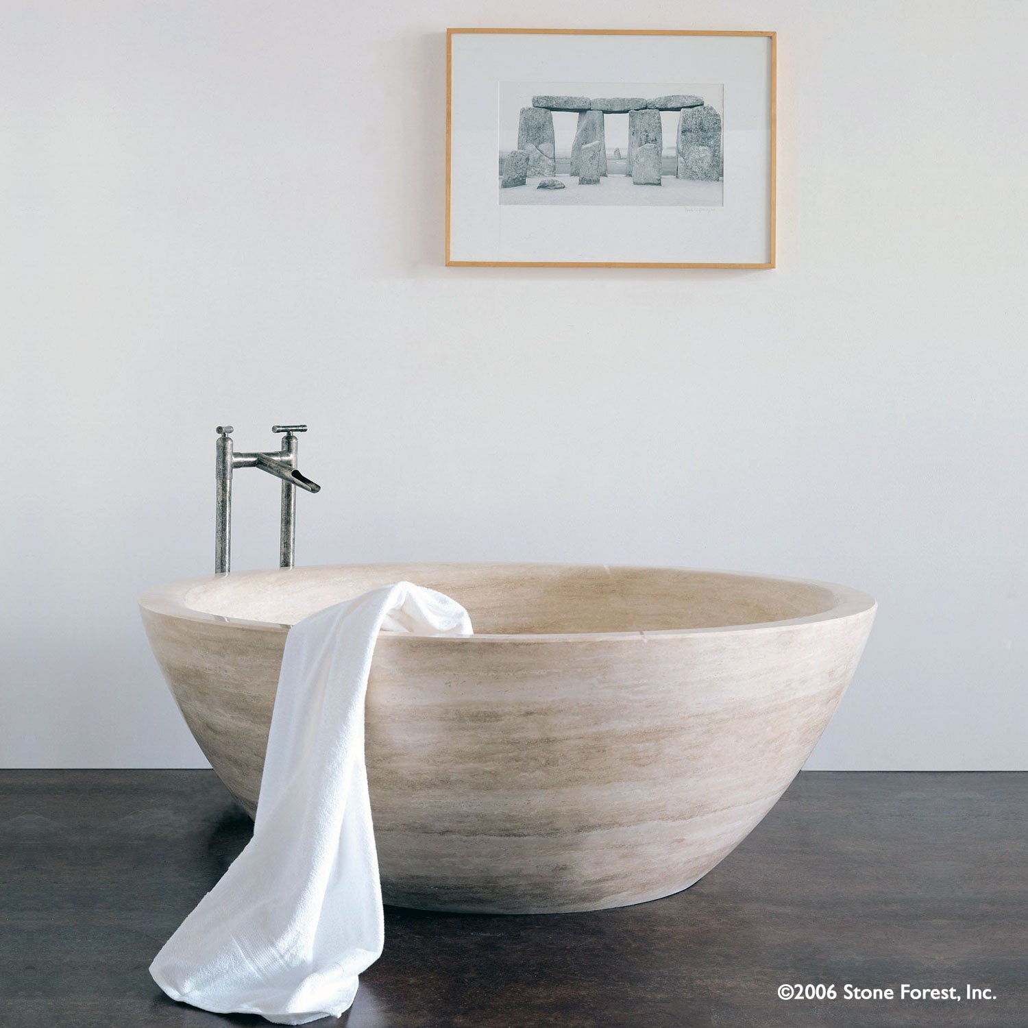 Round Bathtub in travertino romano