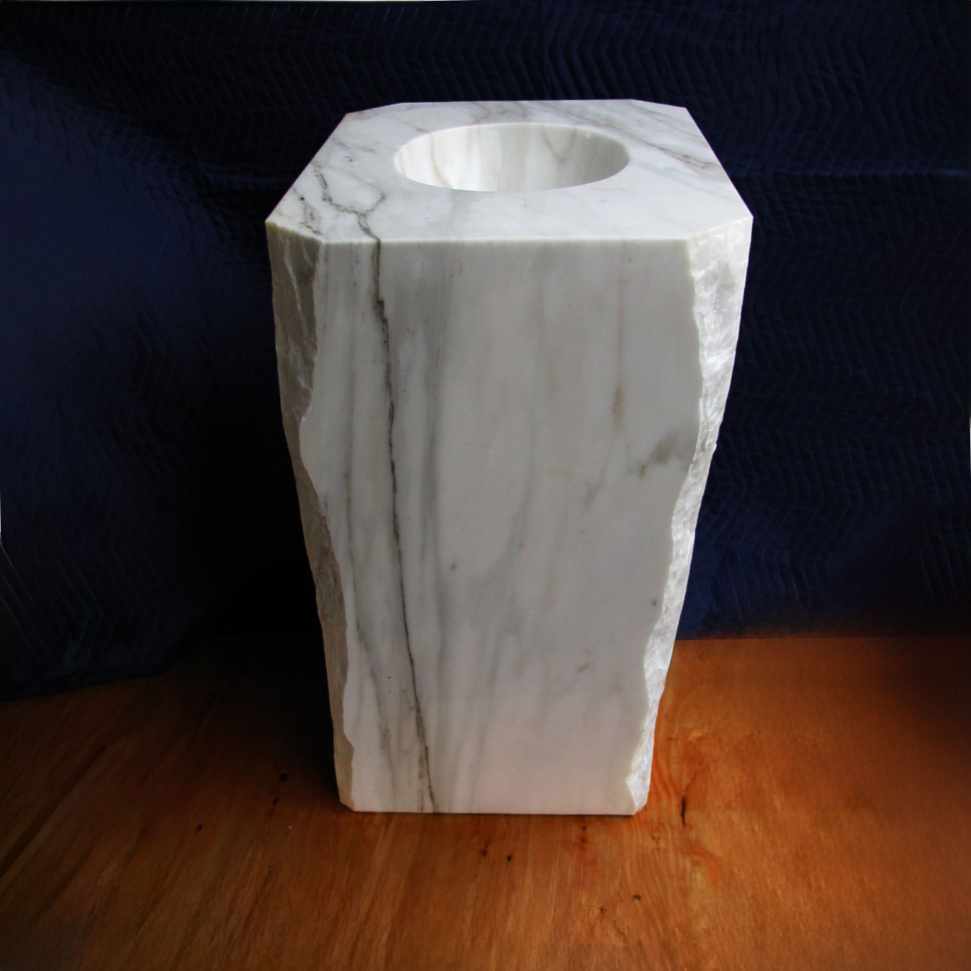 Pedestal sink in Carrara Marble with rough chiseled corners