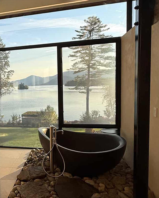 Papillon Bathtub overlooking a lake