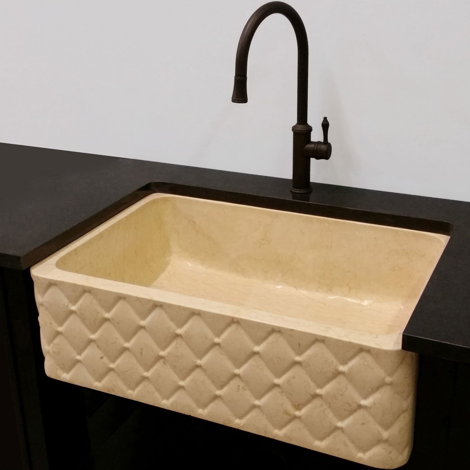 Farmhouse sink in papiro gold marble
