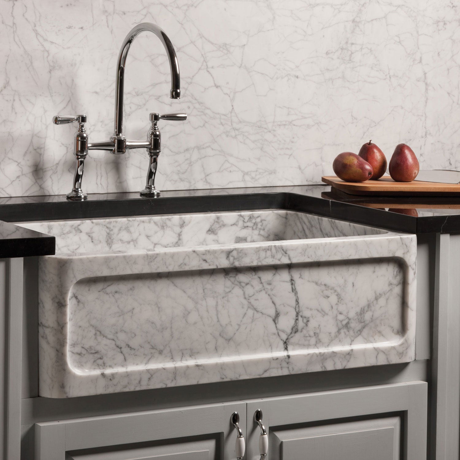 New Haven farmhouse sink in Carrara marble