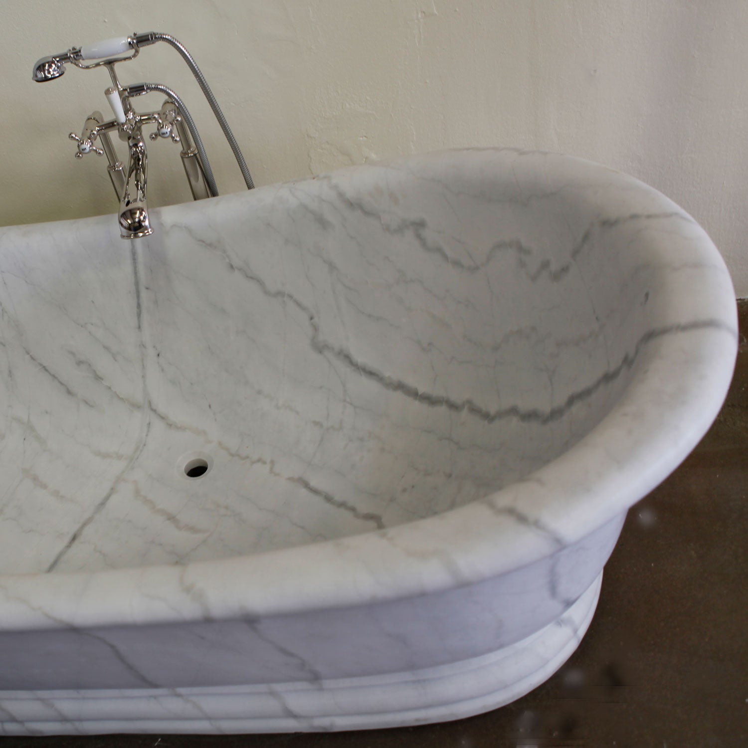 Old World bathtuv  in luna bianca marble 