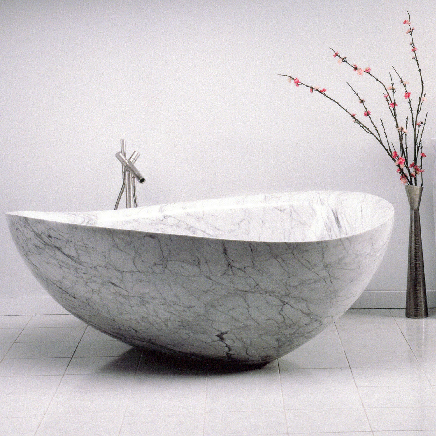 Papillon Bathtub in Carrara marble