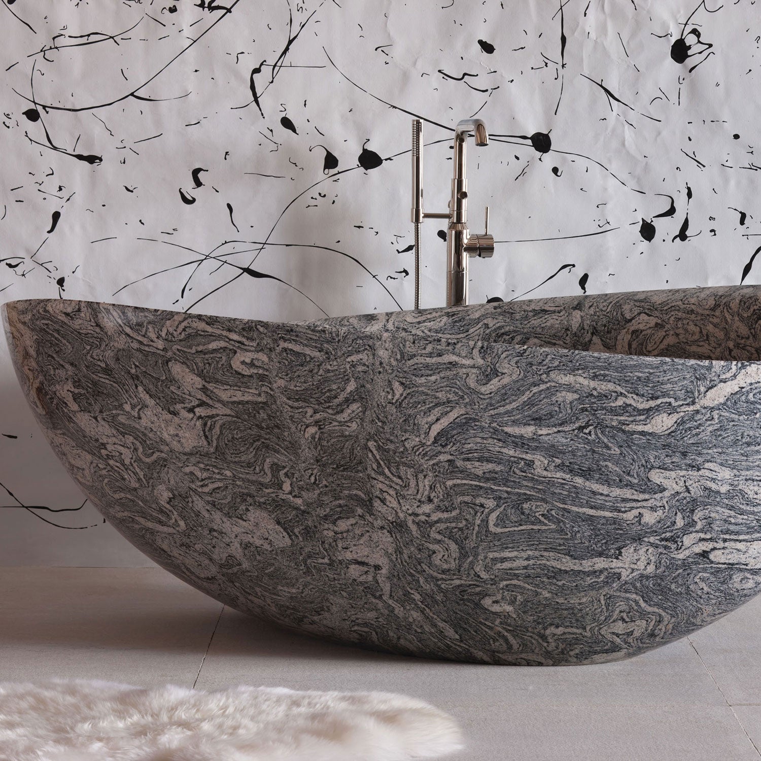 Papillon Bathtub in Cumulo Granite