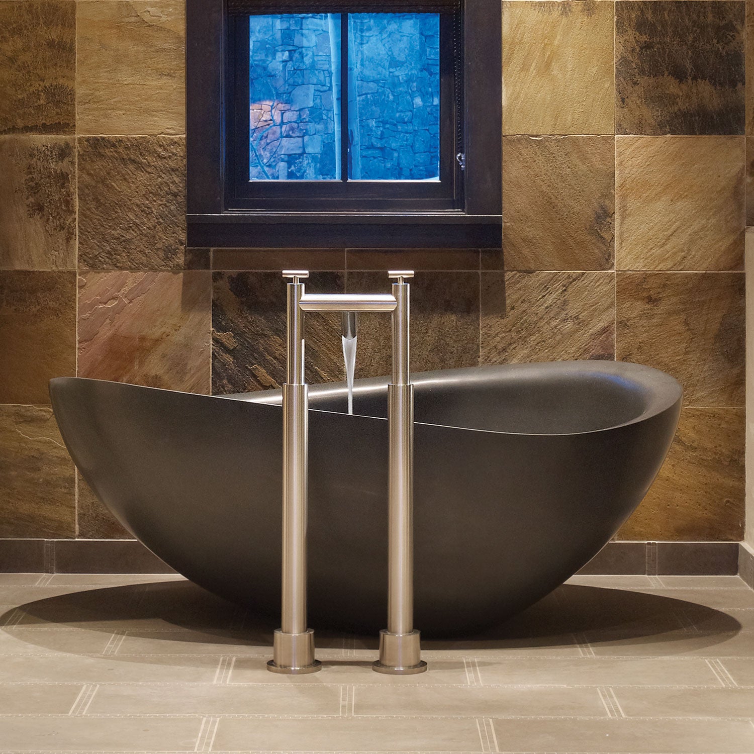 Papillon bathtub in honed black granite