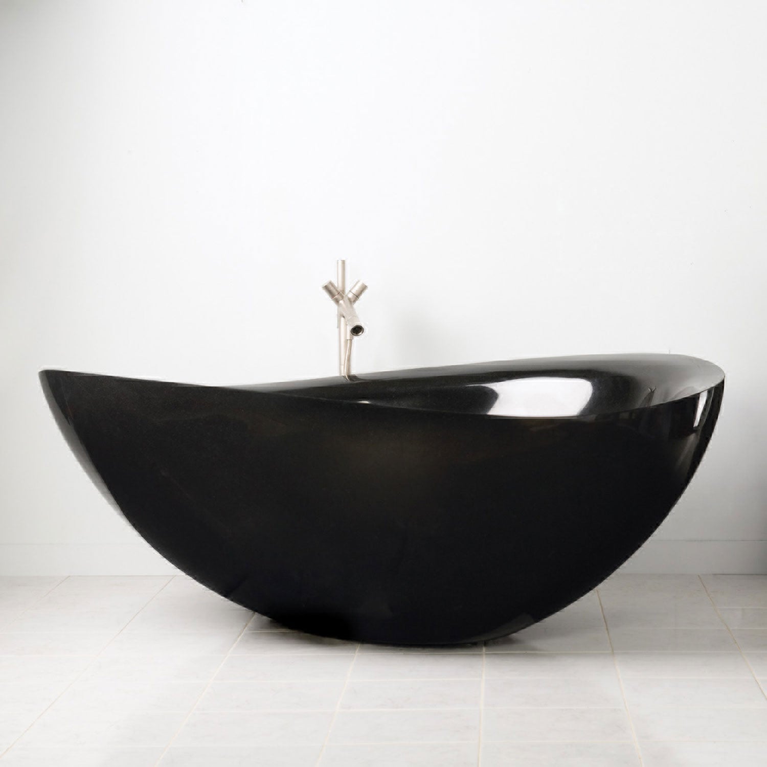 Papillon bathtub in polished black granite
