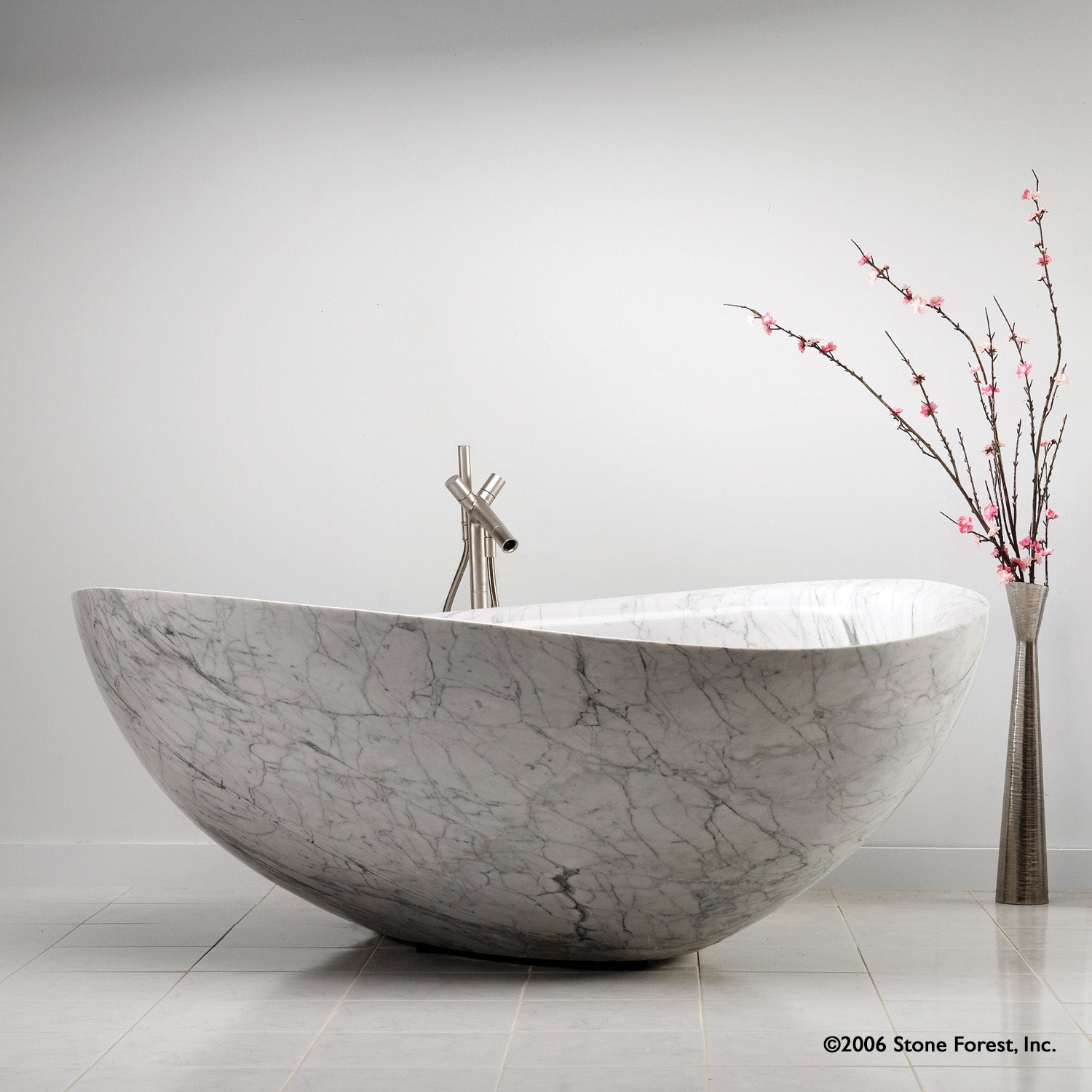 Papillon Bathtub carrara marble