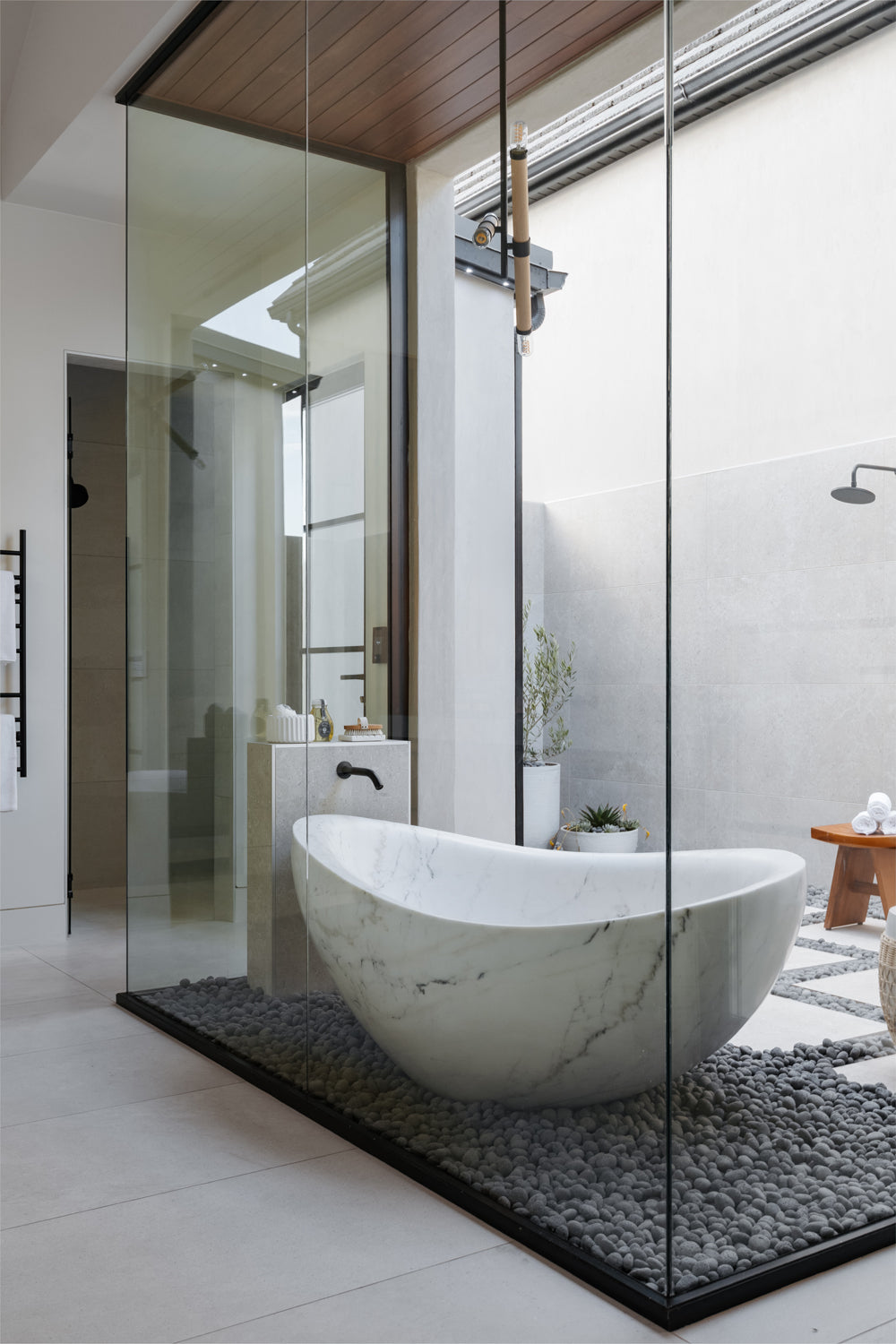 Papillon Bathtub in Carrara Marble