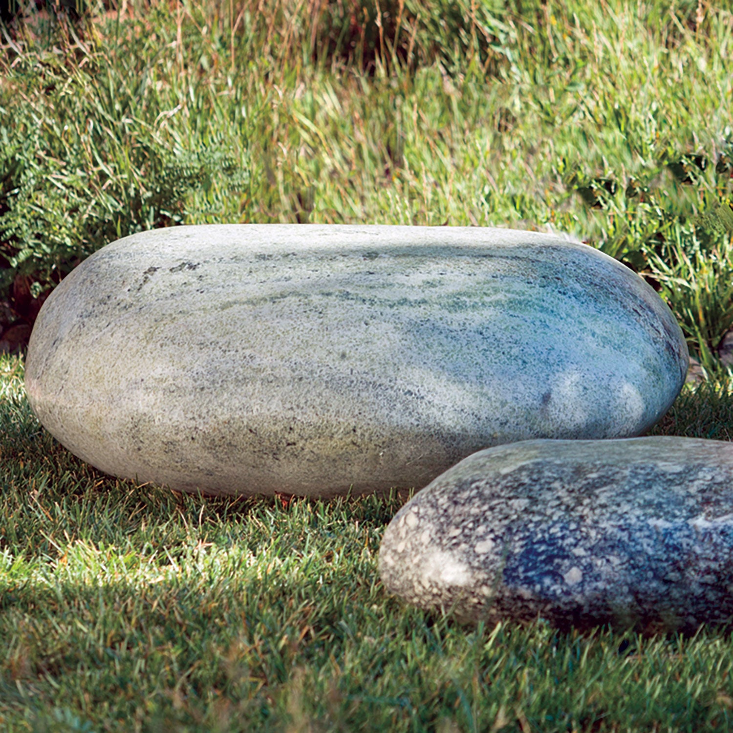 Pebble seat in green marble