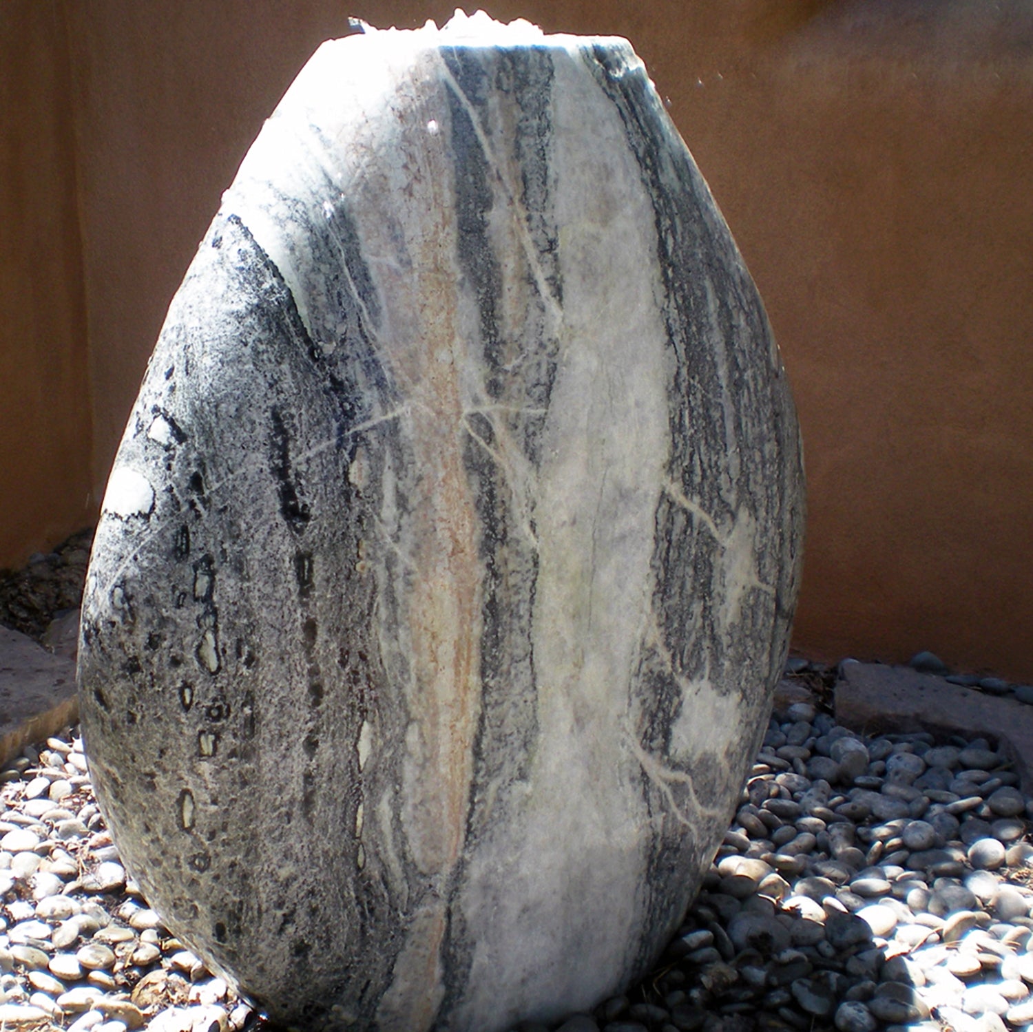 Pebble fountain in green marble