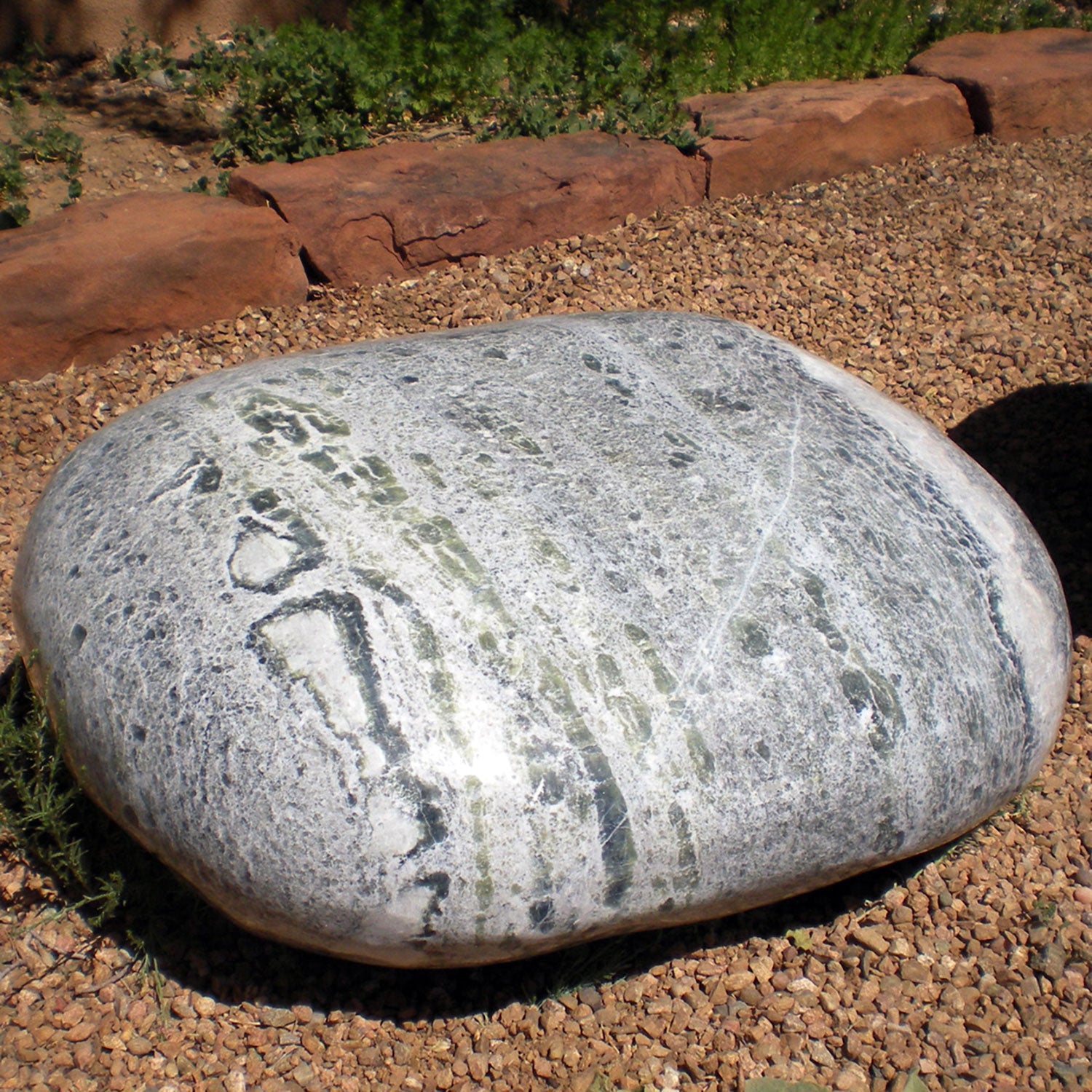 Pebble seat in green marble