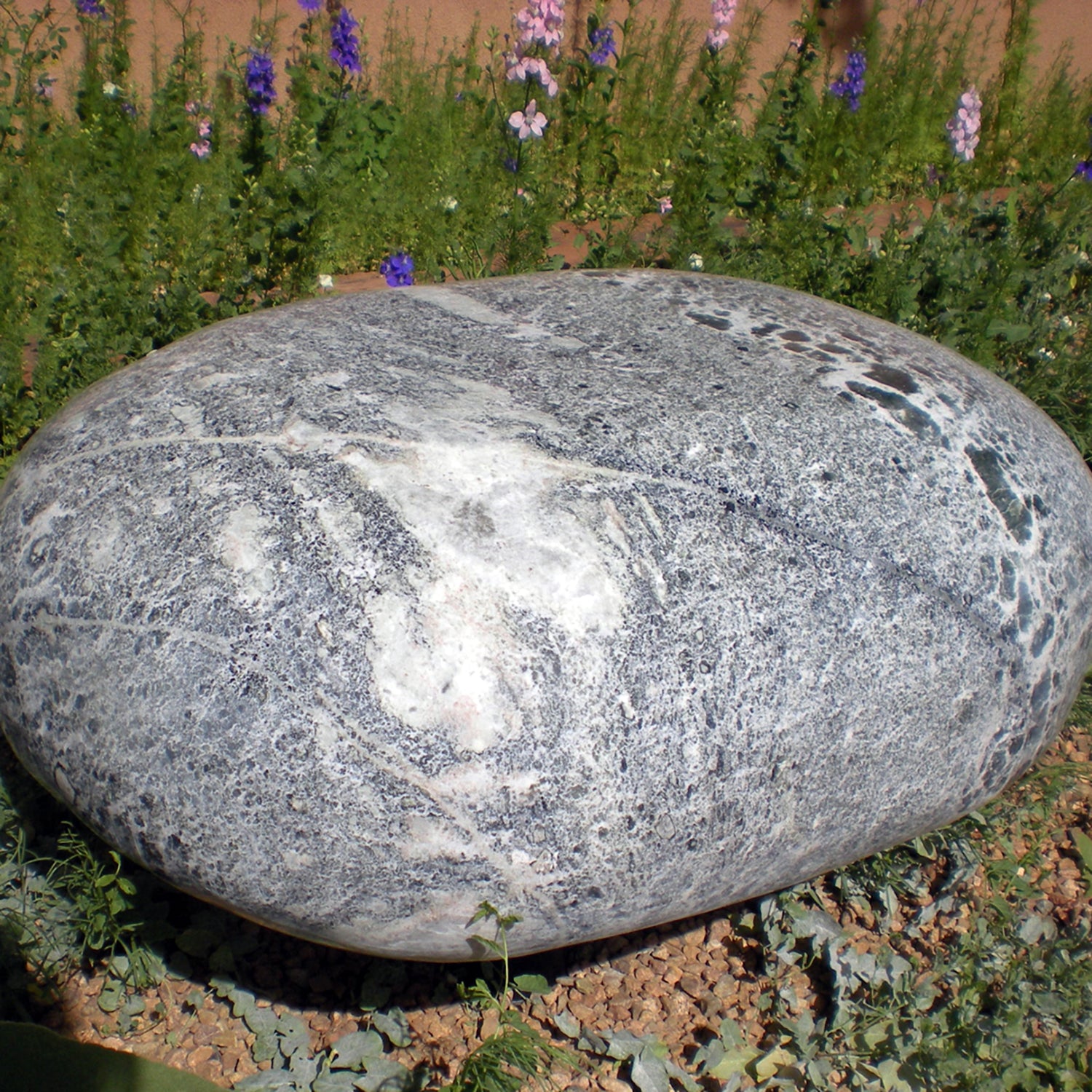 Pebble seat in green marble